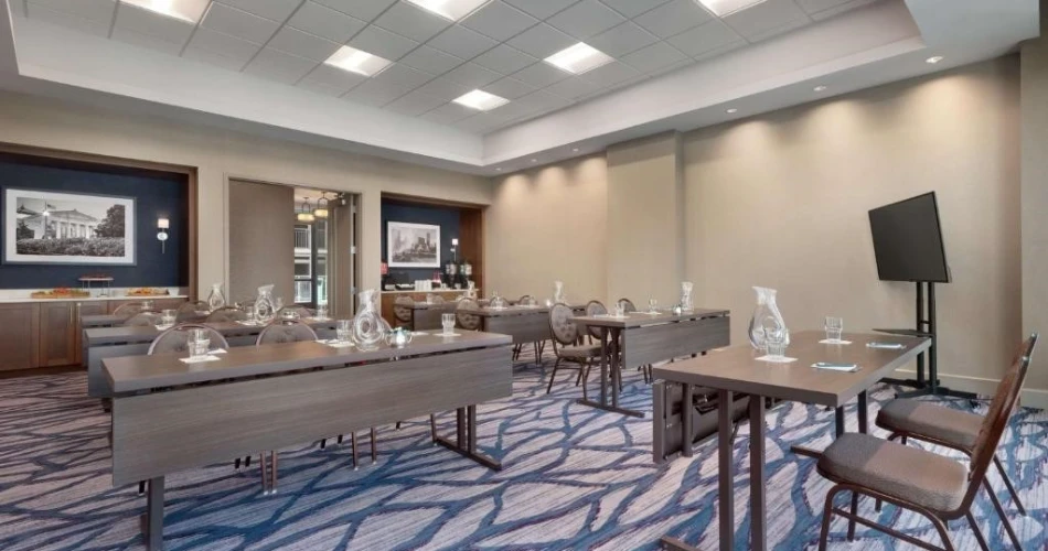 Dive Into Comfort: The Best Hotels Near Shedd Aquarium With Pool