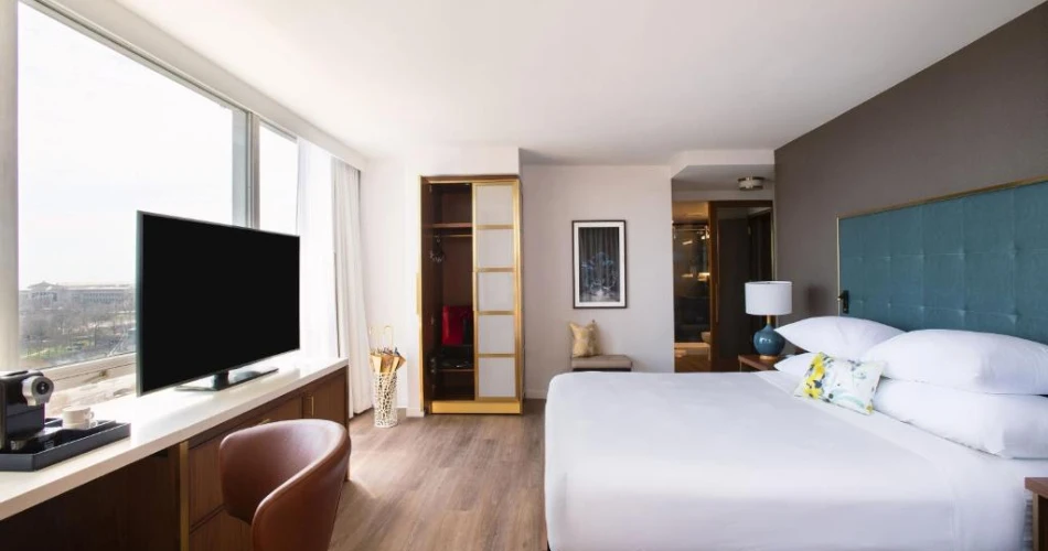 Underwater Wonders and Upscale Stays: Hotels Near Shedd Aquarium
