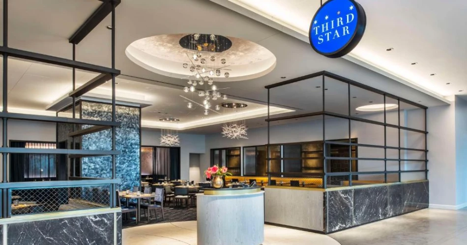 Underwater Wonders and Upscale Stays: Hotels Near Shedd Aquarium
