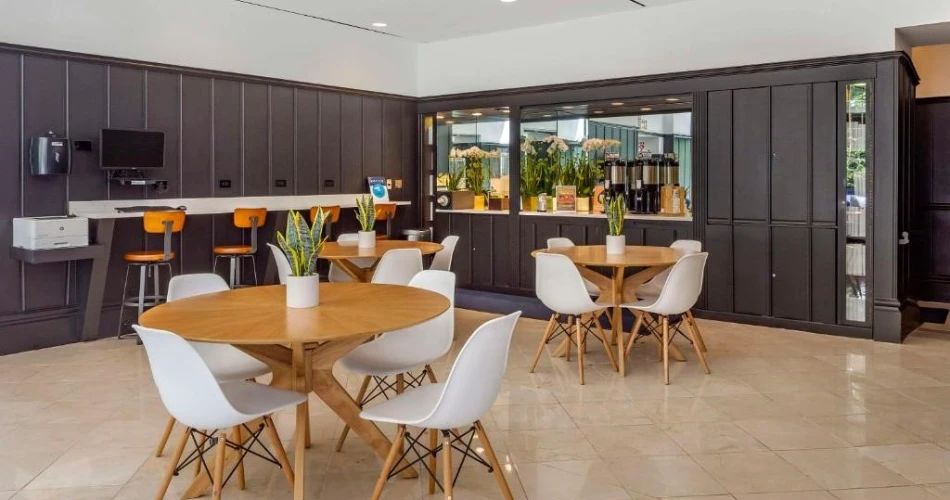 12 Incredible Hotels Near Shedd Aquarium for the Ultimate Chicago Staycation