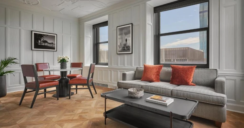 Lakefront Living: Hotels Near Shedd Aquarium and Chicago’s Iconic Attractions
