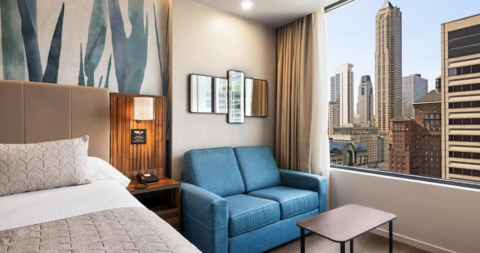 Lakefront Living: Hotels Near Shedd Aquarium and Chicago’s Iconic Attractions
