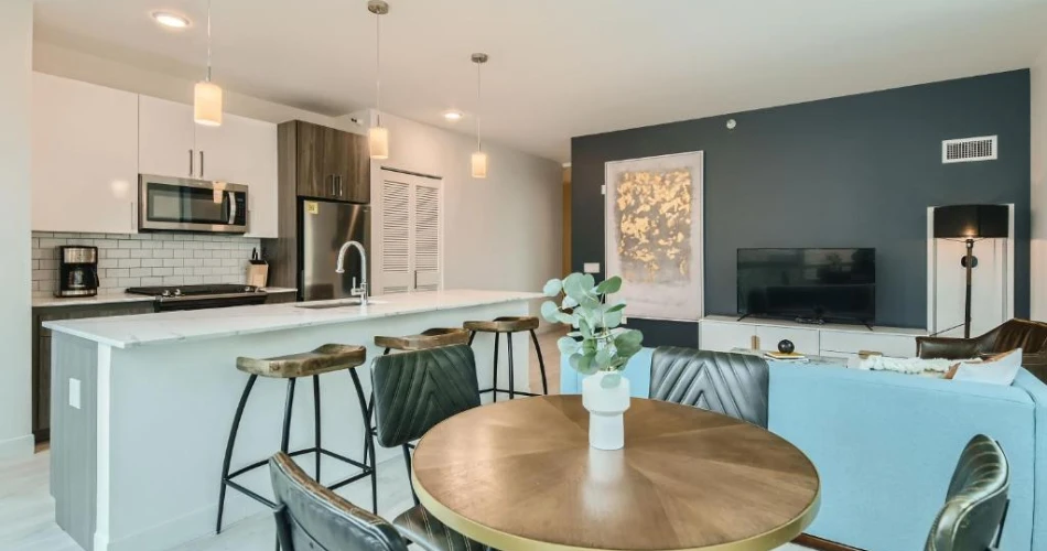 Lakefront Living: Hotels Near Shedd Aquarium and Chicago’s Iconic Attractions
