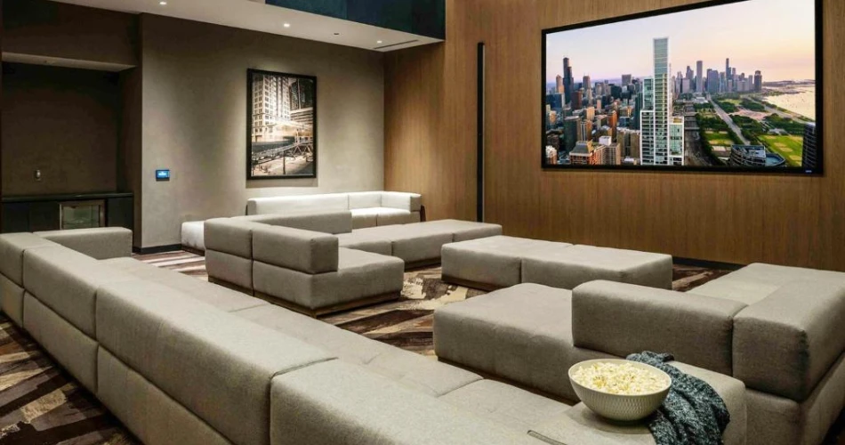 Lakefront Living: Hotels Near Shedd Aquarium and Chicago’s Iconic Attractions
