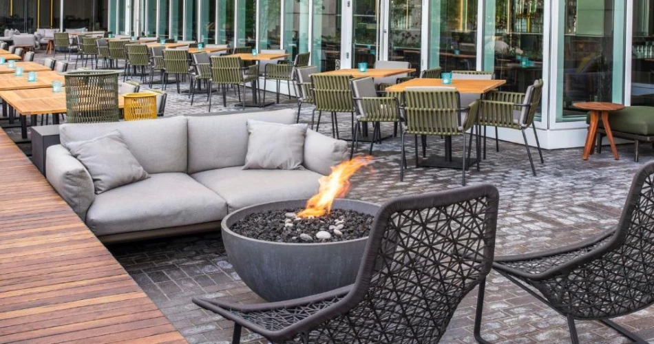 Lakefront Living: Hotels Near Shedd Aquarium and Chicago’s Iconic Attractions
