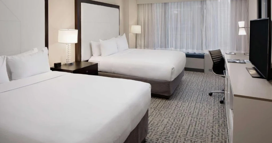 Lakefront Living: Hotels Near Shedd Aquarium and Chicago’s Iconic Attractions
